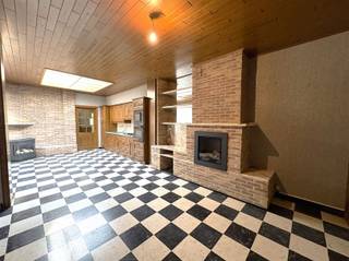 <p><span>GEZINGSWONING AAN DE RAND VAN HET CENTRUM.  </span></p><p><span> </span></p><p><span>In een rustige buurt zonder doorgaand verkeer komt deze gezinswoning aardig uit de hoek. <br />Mooie ruimtes zorgen er voor aangenaam woonplezier, een grote groene tuin voor veel buitenplezier.</span></p><p><span> </span></p><p><span>Inkom met praktische voorplaats die zich graag inzet als berging of bureau/speelhoek. De leefruimte vormt samen met de keuken één groot geheel, een warme aankleding brengt er een veel gezelligheid. Er is een apart toilet en een badkamer. Het eerste verdiep voorziet in 2 mooie kamers. De zolderverdieping is opgedeeld in 2 delen : een derde slaapkamer en een handige bergzolder. Een kelder voorziet in bijkomende bering.</span></p><p><span> </span></p><p><span>Buiten is een grote tuinberging en een groene tuin die ten volle van de zon geniet.  </span></p><p><span> </span></p><p><span>VLOTTE LIGGING<br />MOOIE RUIMTES<br />GROTE ZONNIGE TUIN<br /><br /></span></p>