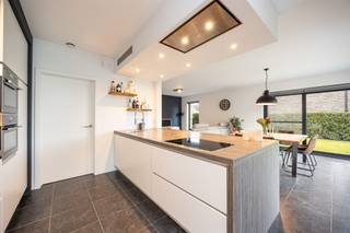 Te koop: Prachtige woning in Nijlen!Deze open bebouwing is gelegen op een uiterst centrale locatie en combineert comfort, stijl en rust.Kenmerken:Sfeervolle woning waar kwaliteit en comfort centraal staan.De open keuken is volledig uitgerust met hoogwaardige toestellen en vormt het hart van de woning - perfect om gezellig te koken en samen te genieten!Met drie volwaardige slaapkamers biedt deze woning alle ruimte voor het hele gezin.De master bedroom beschikt over een praktische dressing. De ruime badkamer is een echte troef, voorzien van een dubbele lavabo, ligbad, inloopdouche en toilet.De tweede verdieping beschikt over een volledig afgewerkte zolder die perfect kan functioneren als vierde slaapkamer of hobbykamer.De woning is bovendien voorzien van zonnepanelen en een batterij wat uiteraard bijdraagt aan een energiezuinige woonervaring.Een tuinhuis met een gezellige overdekte zithoek, waar u in alle rust kunt genieten van een prachtige tuin die is uitgerust met een sproeisysteem.Het is een zeer fijne wijk om te wonen, waar kinderen veilig kunnen spelen op de speeltuin.Oppervlakte: 378 m²Bewoonbare oppervlakte: 199 m²Locatie: Korenvelden 25, 2560 NijlenEen instapklare woning waar u zich meteen thuis voelt!BIJZONDERHEDEN: Elektriciteit conform - Perceelscore C &amp; Gebouwscore A - Oppervlaktematen zijn indicatief volgens epc.Contacteer ons vandaag nog en ontvang als eerste informatie over deze prachtige woning.