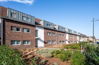 Dit appartement is gelegen op een zeer centrale locatie voor scholen, invalswegen en winkels & vlotte verbinding naar Brussel, Antwerpen en...