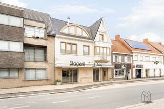 <p>Unieke combinatie van wonen en werken in het hart van Sint-Eloois-Vijve!<br /><br />Topgelegen handelspand (vroegere slagerij) met bovenliggende woonst, garage met uitweg, vlakbij de Leie.<br /><br />Indeling handelsgedeelte: aan de voorzijde bevindt zich op heden een volledig uitgeruste slagerij met stijlvolle winkelruimte. Aansluitend zijn er meerdere atelier- en werkruimtes voorzien. Achteraan op het gelijkvloers bevinden zich een extra keuken, een salon en diverse praktische bergruimtes. Veel potentieel voor allerhande (bedrijfs)doeleinden!<br /><br />Verder beschikt het pand over een ruime garage, een zijdoorgang naar de binnentuin en voldoende parkeergelegenheid zowel aan de voor- als achterkant van het pand.<br /><br />Indeling woonst: via een aparte inkom bereikt u het woongedeelte met een bewoonbare oppervlakte van ca. 250 m². De woonst omvat een royale en lichtrijke leefruimte, een volledig uitgeruste open keuken, 4 volwaardige slaapkamers, een stijlvolle badkamer en een prachtig zonneterras van meer dan 40 m² met zicht op de Leie. <br /><br />Dankzij de afzonderlijke ingang en aparte elektriciteitstellers kan de woonst perfect apart verhuurd worden.<br /><br />TROEVEN:<br /><br />- Unieke combinatie van handelszaak en ruime privéwoonst<br />- Commerciële ligging<br />- Ruim woongedeelte van ca. 250 m²<br />- 4 volwaardige slaapkamers<br />- Groot zonneterras van meer dan 40 m²<br />- Aparte toegang en aparte tellers voor handelszaak en woonst<br />- Garage, binnentuin en extra bergruimtes<br />- Centrale verwarming op aardgas<br />- Regenwaterrecuperatie (2 x 7.500 liter)<br />- Vijver met filterinstallatie<br />- Hoogwaardige afwerking met maatwerkkasten<br /><br />Kortom, een uitzonderlijke opportuniteit voor wie wonen en ondernemen wil combineren.<br /><br />Meer info of een bezoek? Neem gerust contact met ons op: charlotte@immobeguin.be</p>