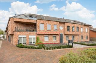 <strong>INDELING</strong><br /><strong>GELIJKVLOERS</strong><br />Inkomhal met vestiaireruimte. Woonkamer met schuifraam en toegang tot de tuin/terras. Open keuken met eethoek voorzien van de volgende toestellen nl. gasvuur, afzuigkap, koelkast, combi-oven, vaatwasmachine en dubbele spoeltafel. Toiletruimte met lavabo.<br />Berging/wasplaats met aansluiting voor wasmachine/droogkast, uitgietbak, aardgasbrander van de C.V. en warmwater, en ventilatiesysteem.<br />Badkamer voorzien van inloopdouche, badkamermeubel met lavabo. 2 slaapkamers met ingemaakte kasten en elektrische rolluiken. <br /><br /><strong>BUITEN</strong> <br />Zonnige tuin/terras. <br /><br /><strong>KELDERVERDIEPING</strong><br />Autostaanplaats en ruime kelderberging.<br /><br /><strong>BIJZONDERHEDEN </strong><br />Aluminium ramen. Dubbele beglazing. Elektrische rolluiken in slaapkamers. C.V. op aardgas (condensatieketel). Radiatoren. Ventilatiesysteem C. <br />Lift aanwezig. <br /><br /><strong>POSITIEVE ASPECTEN </strong><br />Gunstig gelegen op fiets- en wandelafstand van alle nodige voorzieningen<br />Instapklaar gelijkvloers appartement<br />Elektriciteit = conform <br />Badkamer werd in 2025 gerenoveerd <br /><br /><em>Stedenbouwkundige inlichtingen in aanvraag. </em>