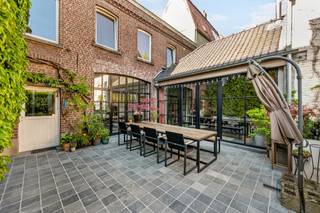 Karaktervolle herenwoning met kantoorfunctie + een extra achterliggende casco-nieuwbouwwoning met grote tuin uitgevend op groen, een uitzonderlijk potentieel, gelegen op enkele minuten van het centrum van Oudenaarde. Deze eigendom biedt een superopportuniteit voor kangoeroewonen.

INDELING woning: charmante inkomhal, verschillende karakter- en sfeervolle leef- en bureauruimtes, volledig geïnstalleerde open keuken, 5 volwaardige slaapkamers, 2 badkamers met zowel douche als ligbad, 3 toiletten, wasplaats, kelder en een ingerichte zolder. 
De woning is voorzien van centrale verwarming op gas, muurverwarming, dubbele beglazing en zonnepanelen. Bovendien is er bijkomend airco aanwezig.

Een absolute troef is de aanwezigheid van een casco nieuwbouwwoning met grote raampartijen achterliggend, die volledig naar eigen smaak kan worden afgewerkt. Grote tuin met zicht op groen. Tussen beide gebouwen bevindt zich een gezellige binnenplaats met terras en parkeergelegenheid voor meerdere wagens.

Buiten geniet je van een uitzonderlijk ruime en zonnige tuin (zuidoost georiënteerd) met een oppervlakte van maar liefst 2.015 m² en een praktische uitweg achteraan.

Voor wie is dit pand ideaal?
♦ Voor zelfstandigen of vrije beroepen die wonen en werken willen combineren op één locatie.
♦ Voor grote (nieuw-samengestelde) gezinnen (co-housse) die op zoek zijn naar ruimte, karakter en uitbreidingsmogelijkheden in een groene omgeving.

Te koop via Immo Beguin, jouw vastgoedexpert sinds 2009. Met kantoren in Ronse, Waregem, Kortrijk, Deinze, Doornik en Lessines.
✉️ emmy@immobeguin.be
