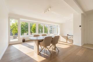 Dit prachtig gerenoveerde appartement is ideaal gelegen op de Prinsenlaan, in het centrum van Oostende. Via de inkomhal met plaats voor een vestiaire kom je in de ruime en lichtrijke leefruimte met grote raampartijen en een mooi open zicht op het groen en de tennisvelden. De volledig geïnstalleerde keuken is afgewerkt met kwalitatieve materialen en sluit aan op het ruime stadsterras. Verder beschikt het appartement over twee volwaardige slaapkamers, een moderne badkamer met inloopdouche en aansluitingen voor een wasmachine en droogkast, een ruime berging die ook als dressing kan dienen en een aparte technische ruimte met extra opbergmogelijkheden. Daarnaast is er een gemeenschappelijke fietsenberging en de mogelijkheid om een garage en staanplaats bij te huren voor € 130 per maand. Ook is er een mogelijkheid om de meubels over te nemen. Ben je op zoek naar een instapklaar appartement op een toplocatie in Oostende? Contacteer makelaar Stéphanie via 0472 77 86 60 of stephanie@keyimmo.be voor meer informatie of een bezoek.