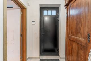 <p><strong>KNAPPE HALFOPEN GEZINSWONING IN LANDELIJKE STIJL (NIEUWBOUWSTAAT) MET 4 SLAAPKAMERS, INPANDIGE GARAGE, ZONNEPANELEN EN ZUIDOOSTELIJK GERICHTE AANGELEGDE TUIN TE DIEPENBEEK!<br /><br /></strong>In<strong> </strong>Diepenbeek, vinden we in een residentiële en gezinsvriendelijke buurt deze halfopen bebouwing terug in de François Schoofsstraat 48. Op wandelafstand tref je hier alle voorzieningen zoals winkels, banken, restaurants, scholen en openbaar vervoer. De verbinding naar omliggende gemeenten en autosnelweg gebeurt van hier uit dan ook weer vlot. Een te waarderen ligging met andere woorden, voor zowel jong als oud.<br /><br />Deze smaakvolle en energiezuinige woning met A-label en een E-peil van E11 werd een 2021 vervolledigd. Ze werd onder andere uitgerust met vloerverwarming op basis van een warmtepomp, zeer goed isolerende aluminium profielen met dubbel HR-beglazing, zonnepanelen (3.400wp), alsook airconditioning (in leefruimte), ventilatiesysteem D, een regenwaterput (5.000l), 3-fasenaansluiting voor een laadpaal en elektrische screens gelijkvloers, aan de achtergevel en ingebouwde rolluiken op de eerste verdieping in de slaapkamers.<br /><br />In deze woning koos men voor veel lichtinval en een strakke doch warme look.<br /><br />Gelijkvloers vind je eerst een ruime inkomhal met gastentoilet, daarna een zeer lichtrijke leefruimte met volledig uitgeruste keuken (inductie kookvuur, ingebouwde afzuigkap, combi-microgolfoven, heteluchtoven, ruime koelkast, afwasmachine, 1,5 spoeltafel), inclusief eiland met 2 zitplaatsen. Via de verdoken deur in de keuken kom je terecht in de ingerichte wasplaats/berging, voorzien van maatkasten en extra spoeltafel. Via hier bereik je de achterdeur naar de tuin en tot slot de inpandige garage met sectionaalpoort en bergruimte onder de traphal.<br /><br />Via de met natuursteen beklede trap in de leefruimte betreed je de eerste verdieping. De ruime nachthal leidt naar een apart toilet, naar de uiterst ruime badkamer met maatkasten, ligbad, inloopdouche en dubbel badkamermeubel met lavabo’s en verder naar de 3 slaapkamers waarvan de master-bedroom over een ingerichte, dressing ensuite beschikt. Tot slot leidt een tweede vaste trap naar de ingerichte zolderverdieping (met hier warmtepomp, ventilatiesysteem D en omvormer zonnepanelen aanwezig) die naar eigen behoefte nog invulling kan krijgen (denk aan een vierde, uiterst ruime slaapkamer, bureel, speelkamer, ruimte voor vrijetijdsbesteding,…).<br /><br />Aan de buitenzijde tref je een onderhoudsvriendelijke en knap aangelegde tuin die volledig werd omheind en voorzien is van een toegangspoort, tuinpad, een ruim, betegeld zonneterras en houten tuinberging. De oprit biedt tot slot nog plaats voor 2 wagens en openbare parkeergelegenheid is er ook voldoende voor de deur.<br /><br />Buiten schilderwerken is deze woning volledig instapklaar. Deze lijkt de perfecte match voor een jong koppel / jong gezin of de bewoner die de té grote woning inruilt voor een zo goed als nieuwe, smaakvolle, onderhoudsvriendelijke woning.<br /><br />Interesse? Contacteer ons op 011/96.51.76 of mail naar info@momentumvastgoed.be</p>