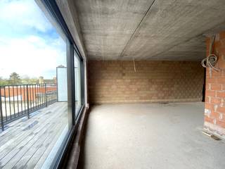 Deze ruime nieuwbouwwoning, ontworpen door Project Architects, biedt biedt de mogelijkheid tot de uitoefening van een vrij beroep of kantoor op het gelijkvloers.<br /><br />De casco woning omvat onder andere een ruime, brede leefruimte, vier slaapkamers, twee zonneterrassen en een polyvalente ruimte met apart toilet op het gelijkvloers. <br /><br />De afwerking is volledig naar eigen smaak te bepalen, waardoor u van deze woning een echte thuis kunt maken. Bovendien ligt de woning op een toplocatie, dicht bij alle commerciële voorzieningen. Een unieke kans voor wie modern en praktisch wil wonen!<br /><br />Mogelijkheid tot aankoop van twee ruime garageboxen. <br /><br />Bezoeken? Graag na afspraak met Avantimmo op het nummer 050 62 50 55