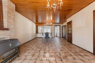 Voor meer info en foto’s, surf naar www.swevers.be – Halfopen woning met renovatiepotentieel gelegen aan de Grote Eggestraat 18 in Zonhoven. Gebouwd in 1949 en met een bewoonbare oppervlakte van 131 m² biedt deze woning een solide basis voor wie een eigen woonproject wil realiseren. De indeling is klassiek en praktisch, met op het gelijkvloers een inkomhal, bergruimte, een lichtrijke woonkamer van 29,6 m² en een aansluitende keuken van 16 m2. Verder zijn er een wasruimte, apart toilet en een veranda met toegang naar buiten.<br />Op de eerste verdieping bevinden zich twee slaapkamers (14,8 m² en 10,4 m²) en een centraal gelegen badkamer. Via een vaste trap bereikt u de ruime zolder van 48 m², die mogelijkheden biedt voor extra kamers of een hobbyruimte. De woning staat op een perceel van 431 m² met westelijke oriëntatie, wat zorgt voor aangename zon in de namiddag en avond. Achteraan bevindt zich een tuin met potentieel om een fijne buitenruimte te creëren. Extra troef is de garage van 35 m². Gelegen op een gunstige locatie nabij scholen, openbaar vervoer, winkels en met een vlotte verbinding naar omliggende steden. Ideaal voor renovatieliefhebbers die op zoek zijn naar ruimte en mogelijkheden. Voor meer informatie, bel 011 255 155. Bron bewoonbare oppervlakte: EPC – verslag. Dit pand is onderworpen aan de renovatieverplichting van de Vlaamse overheid voor residentiële gebouwen (behoudens bij sloop binnen 5 jaar na de aankoop). Consulteer voor meer informatie de website van het Vlaams Energie- en Klimaatagentschap via https://www.vlaanderen.be/een-huis-of-appartement-kopen/renovatieverplichting-voor-residentiele-gebouwen.