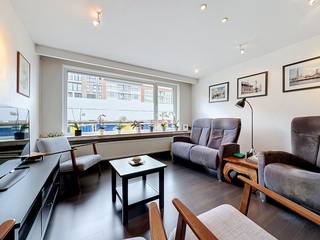 Op een bijzonder aangename locatie in Deurne, vlak bij het prachtige Boekenbergpark, bevindt zich dit gelijkvloerse appartement met 2 slaapkamers en een ruime privatieve tuin van ca. 100 m².<br /><br />Het appartement maakt deel uit van een hoekgebouw, wat een belangrijk voordeel biedt: de tuin beschikt over een rechtstreekse zijingang vanaf de straat. Ideaal voor fietsen, tuinmateriaal of gewoon als praktische tweede toegang tot de woning.<br /><br />Via de inkomhal met afzonderlijk gastentoilet bereik je de woonkamer en de overige vertrekken. De geïnstalleerde keuken met toestellen biedt rechtstreeks toegang tot de tuin, waardoor binnen en buiten mooi met elkaar verbonden worden.<br /><br />Verder beschikt het appartement over 2 slaapkamers en een badkamer met lavabomeubel en inloopdouche.<br /><br />Een absolute troef is de tuin van ca. 100 m², die bestemd is voor het privatieve gebruik van de bewoners van dit appartement. Een uitzonderlijke buitenruimte voor een appartement in de stad, met volop mogelijkheden om te ontspannen, te tuinieren of gezellig buiten te eten.<br /><br />De ligging maakt het plaatje compleet. Het nabijgelegen Boekenbergpark behoort tot de mooiste groene plekken van Deurne en biedt ruimte voor wandelen, ontspannen en recreatie. De bekende ecologische zwemvijver zorgt tijdens de zomermaanden voor extra vakantiegevoel, terwijl je in het park het hele jaar door van de verschillende seizoenen geniet.<br /><br />Een interessant appartement voor wie gelijkvloers wil wonen, een ruime tuin belangrijk vindt en tegelijk dicht bij het groen én de stad wil blijven.<br /><br />Troeven: 2 slaapkamers – gelijkvloers – privatieve tuin ca. 100 m² – aparte zijingang via de tuin – geïnstalleerde keuken – inloopdouche – gastentoilet – topligging nabij Boekenbergpark.
