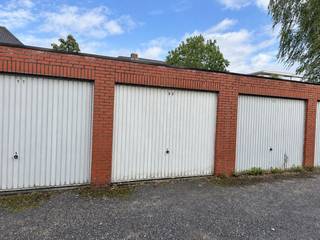 <p>Garagebox met kantelpoort te koop in de Fortveldstraat in Wijnegem.<br />Goed onderhouden. Het dak van de volledige rij garageboxen werd recent vernieuwd. Zeer lage jaarlijkse kosten.<br />Binnenafmetingen: circa 2,80 m breed × 5,80 m diep, met een binnenhoogte van circa 2,17 m. De poortopening is circa 2,36 m breed en 1,88 m hoog.<br />Geschikt om een wagen en /of fietsen-moto's te stallen of als opslagruimte.<br />Alle afmetingen zijn indicatief.</p><p>Prijs bespreekbaar</p><p>Kijkmoment zaterdag 17/10 van 10 tot 12u<br />adres: Fortveldstraat 19 te 2110 Wijnegem (box nr. 22)</p>