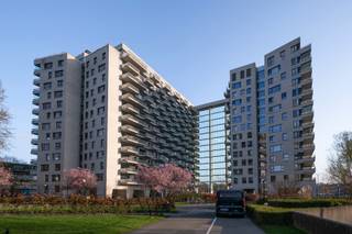 Cet appartement avec trois chambres à coucher à part entière se situe au 4e étage de la résidence Marie Louise. Vous entrez dans l’appartement via...