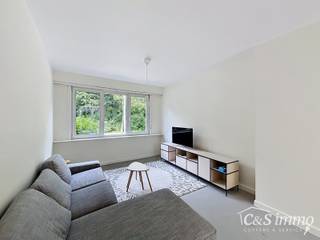 Charmant gerenoveerde woning met 3 slaapkamers en zonnige tuin, gelegen op wandelafstand van station Antwerpen-Berchem. Dankzij de ligging in een doodlopende straat geniet u hier van optimale rust en privacy. Bovendien bevindt zich aan het begin van de straat een gezellige speeltuin, wat deze woning extra aantrekkelijk maakt voor gezinnen.<br />Bij het binnenkomen wordt u verwelkomd in de inkomhal met een apart gastentoilet. Verder leidt de hal naar de lichtrijke leefruimte, uitgerust met elektrische rolluiken. Aansluitend bevindt zich de volledig ingerichte keuken met vaatwasser, keramische kookplaat, dampkap, koelkast, microgolfoven en diepvries.<br />Via de eetkamer heeft u toegang tot de aangename tuin, waar u van de zon kunt genieten. Achteraan de tuin bevindt zich bovendien een praktische berging, ideaal voor het opbergen van tuinmateriaal en fietsen.<br />Op de bovenverdieping bevinden zich 3 slaapkamers en een moderne badkamer uitgerust met toilet, lavabo en een stijlvolle inloopdouche.<br />Daarnaast is de woning volledig onderkelderd, wat zorgt voor bijzonder veel extra stockageruimte. Ook de aansluiting voor wasmachine en droogkast bevindt zich hier.<br />Onmiddellijk beschikbaar.