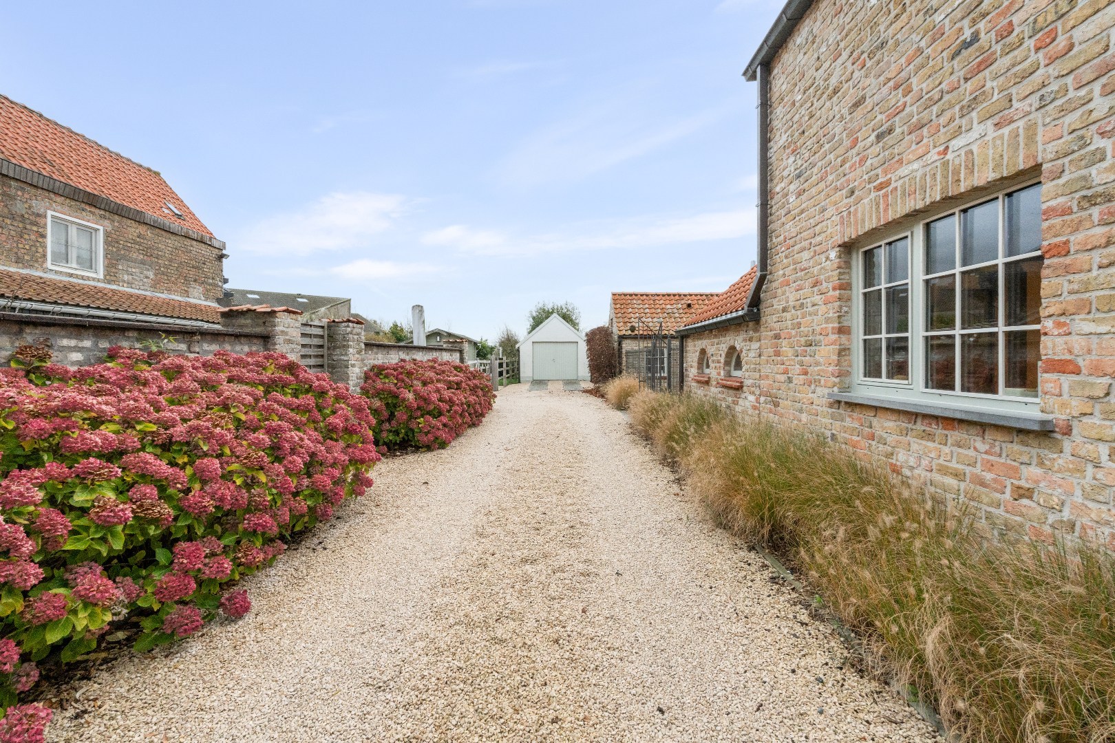 Extremely charming semi-detached house with expansive views on a plot of 2012m². - photo 2