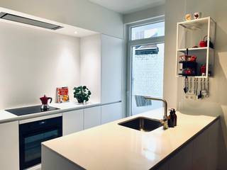 Instapklaar gerenoveerd appartement te koop in de gegeerde Pulhofwijk in Berchem (Antwerpen), gelegen in de rustige en charmante Marie-Josélaan – één van de mooiste lanen van de buurt.<br /><br />Dit lichtrijke appartement combineert modern wooncomfort met authentieke elementen, wat zorgt voor een warme en stijlvolle uitstraling. Ideaal voor wie op zoek is naar een comfortabel appartement op een toplocatie in Berchem.<br /><br />De centrale ligging in de Pulhofwijk biedt een perfecte balans tussen rust en bereikbaarheid. Op wandelafstand bevinden zich winkels, supermarkten, bakkerijen, restaurants en cafés. Bovendien geniet u van een uitstekende verbinding met het openbaar vervoer (tram, bus en station Berchem) en een vlotte toegang tot het centrum van Antwerpen en de belangrijkste invalswegen.<br /><br />Indeling van het appartement<br />2 volwaardige slaapkamers<br />1 moderne badkamer<br />Open, volledig uitgeruste keuken<br />Lichtrijke en rustige leefruimte<br />Klein, gezellig terras<br />Privéberging<br /><br />Troeven van dit appartement in Berchem<br />Gelegen in de populaire Pulhofwijk<br />Rustige straat met karakter (Marie-Josélaan)<br /><br />Volledig gerenoveerd en instapklaar<br />Ideaal voor eigen bewoning of investering<br />Uitstekende mobiliteit (openbaar vervoer &amp; invalswegen)<br /><br />Interesse? Mail naar: alina.frederik@gmail.com