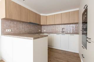 <div><div> <p>Gerenoveerd appartement met 1 slaapkamer.</p><p>Dit volledig gerenoveerd appartement is gelegen op de 1ste verdieping in het centrum van Wijnegem. Het appartement beschikt over een leefruimte met open keuken. De volledig nieuwe keuken is ingericht en voorzien van alle toestellen. De inkomhal is uitgerust met ingemaakte kasten en geeft toegang tot het afzonderlijke toilet. De slaapkamer van 10 m² beschikt eveneens over praktische inbouwkasten. De nieuwe badkamer is voorzien van een inloopdouche, dubbele wastafel en aansluitingen voor wasmachine en droogkast. Er zijn geen algemene onkosten.</p></div> </div>