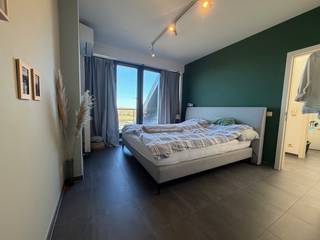 Dit stijlvolle penthouse, gelegen op de Gazometerstraat 2 in Sint-Truiden (recht tegenover het station), combineert comfort, ruimte en een...