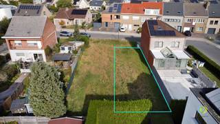 <p><span>TERRAIN À BÂTIR DANS UN QUARTIER CALME </span></p><p><span>Vous recherchez l'emplacement idéal pour construire votre propre maison ? Ce terrain à bâtir de 232 m² est situé dans un quartier résidentiel calme à Peutie, et bénéficie d'un accès facile aux principales voies d'accès vers Bruxelles et les communes environnantes.</span></p><p><span>La parcelle offre de belles possibilités pour la construction d’une maison 2 façades. Conformément aux règles d’urbanisme en vigueur, une largeur de construction de 8 mètres et une profondeur de 15 mètres sont autorisées au rez-de-chaussée. Au premier étage, la profondeur maximale de construction est de 10 mètres. La hauteur maximale de la corniche est de 5,83 mètres.</span></p><p><span>Vous avez ici l’occasion de réaliser une maison sur mesure, adaptée à vos propres souhaits et besoins en matière de logement, dans un endroit calme et très bien desservi.</span></p><p><span>Opportunité supplémentaire : la parcelle voisine est également mise en vente. Cela ouvre des perspectives intéressantes pour les promoteurs immobiliers ou pour des familles et des amis souhaitant investir ensemble et coordonner leurs projets de construction.</span></p><p><span>Une opportunité de construction intéressante dans un emplacement privilégié. Cela vous intéresse ? Contactez-nous et découvrez les possibilités offertes par ce terrain.</span></p><p><span> </span></p><p><span> </span></p>