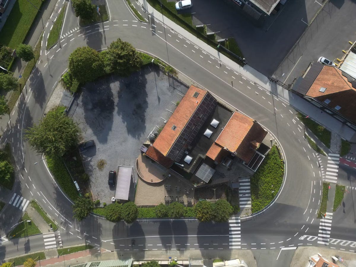 Propriété commerciale avec une maison au rond-point à Westrozebeke - photo 1