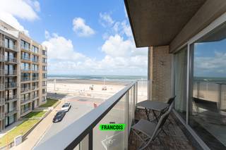 Welkom in residentie Virgo, waar je op de 4de verdieping dit prachtig ingericht 2-slaapkamerappartement ontdekt – volledig instapklaar én met zijdelings zicht op zee!<br /><br />Van zodra je binnenstapt, voel je de frisse vibes; een ruime, lichtrijke woonkamer met grote raampartijen, een open keuken met alle toestellen, en niet één, maar twee zonnige terrassen – perfect om te relaxen na een strandwandeling of met een goed glas in de hand. <br /><br />De twee slaapkamers bevinden zich aan de rustige achterzijde, waarvan één met eigen terras. De moderne badkamer is voorzien van een douche, en er is een apart toilet én een handige berging. Alles is piekfijn in orde, net als het gebouw zelf!<br /><br />-Energiezuinig met een top EPC van slechts 79 kWh/m² (label A!) <br /><br />-Wordt volledig gemeubeld verkocht – gewoon koffers pakken & intrekken! <br /><br />-Tramhalte om de hoek, het strand op een paar meter... wat wil je nog meer?<br /><br />Of je nu zoekt naar een vaste stek, vakantieverblijf of slimme investering aan zee: dit pareltje in Raversijde heeft het allemaal.<br /><br />First come, first served! Boek snel je bezoek – dit is er eentje om niet te missen! <br /><br />