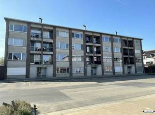 <p><span>Gelegen in het charmante Edegem, presenteert dit verzorgde appartement dat te koop wordt gesteld samen met de garagebox.   ideale combinatie van comfort en praktische ligging. De stijlvolle inkomhal zet meteen de toon met zijn fraaie betegeling en goed verlichte ambiance.</span></p><p><span> </span></p><p><span>Het appartement beschikt over een gezellige slaapkamer, perfect voorzien van natuurlijk licht dankzij de grote ramen. De hoofdslaapkamer is ruim en biedt voldoende ruimte voor een comfortabel dubbel bed en een babybedje, wat het ideaal maakt voor jonge gezinnen. De woonkamer straalt een warme en uitnodigende sfeer uit met zijn moderne inrichting en royale raampartijen, waardoor er een overvloed aan daglicht binnenvalt.</span></p><p><span> </span></p><p><span>De keuken is functioneel ingericht en uitgerust met alle nodige apparatuur, waaronder een wasmachine en een moderne gaskookplaat. Deze ruimte is zowel praktisch als stijlvol, ideaal voor het bereiden van heerlijke maaltijden.</span></p><p><span> </span></p><p><span>Buiten biedt de garage volop parkeer- of opslagmogelijkheden, een onmiskenbaar pluspunt in deze bruisende buurt. Het appartement bevindt zich in een goed onderhouden gebouw en ligt nabij lokale voorzieningen en openbaar vervoer, wat het een uitstekende keuze maakt voor wie op zoek is naar een goed bereikbare woonomgeving. </span></p><p><span> </span></p><p><span>Kortom, dit appartement vormt een uitstekende investering voor wie op zoek is naar een comfortabele woonst in een dynamische omgeving. Mis deze kans niet en ontdek het zelf!</span></p><p><span>De woning is momenteel verhuurd, dus in het bezit van een conformiteitsattest.  Ideaal als opbrengsteigendom.  Natuurlijk ideaal als starterswoning of iemand die wat ouder is.  Er is een lift aanwezig.</span></p><p><span><br />De vermelde prijs is een </span><span>richtprijs</span><span>. Deze methode geeft u, als potentiële koper, de kans om op een </span><span>transparante manier</span><span> te bieden. Na ontvangst van de biedingen beslist de verkoper of hij/zij de eigendom verkoopt aan het hoogste bod. De richtprijs is dus niet bindend voor de verkoper.</span></p><p><span> </span></p>