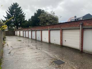 Deze garagebox met aluminium kantelpoort ligt achteraan een appartementsgebouw met afgesloten doorrit. De garagebox is momenteel verhuurd.