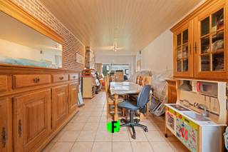 In de Steenovenstraat 7, 8420 Wenduine, op een steenworp van het centrum, bevindt zich deze volledig te renoveren woning.Bij binnenkomst betreedt u...