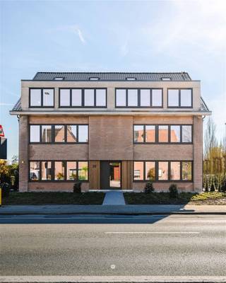 <p><span>Vous êtes à la recherche d'un magnifique penthouse en duplex à vendre près du centre de Saint-Nicolas ? Alors ne manquez pas de découvrir cet appartement rénové à la perfection !</span></p><p><span> </span></p><p><span>Quelques atouts en un coup d'œil :</span></p><p><span>- Rénovation qualitative et durable en 2025</span></p><p><span>- Matériaux magnifiques : parquet, mortex, armoires en noyer,... </span></p><p><span>- Frais de communauté très bas </span></p><p><span>- Bonne situation près du centre de Sint-Niklaas</span></p><p><span>- 3 chambres à coucher - 2 salles de bains</span></p><p><span>- Jardin commun</span></p><p><span> </span></p><p><span>L'appartement est situé au deuxième et dernier étage d'une résidence en cours de rénovation complète. Les photos'sont des images d'un appartement similaire du même promoteur et seront réalisées avec les mêmes matériaux et le même niveau de finition.</span></p><p><span> </span></p><p><span>Voici à quoi ressemble l'appartement : </span></p><p><span>Espace de vie avec de grandes fenêtres et une cuisine ouverte en noyer équipée de tous les appareils (lave-vaisselle, four, plaque de cuisson à induction avec hotte intégrée, congélateur,...).</span></p><p><span>De plus, l'appartement dispose de deux chambres de taille normale (11m² et 18m²). Salle de bains en mortex avec douche à l'italienne, toilettes et lavabo. Pièce de rangement séparée (avec connexion pour machine à laver). </span></p><p><span> </span></p><p><span>A l'étage, il y a une chambre supplémentaire + un espace bureau, une pièce de rangement et une salle de bain (avec baignoire).</span></p><p><span> </span></p><p><span>Le bâtiment a récemment été équipé d'un nouveau toit, de nouvelles fenêtres et d'une isolation des murs, ce qui confère à l'appartement une excellente étiquette énergétique (B). L'immeuble est donc parfaitement paré pour l'avenir ! </span></p><p><span>En outre, l'appartement a été entièrement rénové (y compris les nouvelles canalisations, l'électricité). Vous achetez donc le confort d'un appartement nouvellement construit, mais avec des droits d'enregistrement ! </span></p><p><span> </span></p><p><span>Un jardin commun sera aménagé à l'arrière de la résidence. </span></p><p><span> </span></p><p><span>Possibilité d'acheter un garage spacieux avec portail automatique (€ 25.000). </span></p><p><span> </span></p><p><span> </span></p><p><span> </span></p>