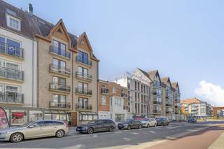 Duplex-appartement te koop in residentie Waterpoort, uiterst centraal gelegen in de Zeelaan, het hartje van Koksijde-Bad! Op zoek naar interessante immo te Koksijde? Lees dan zeker verder!INDELING Op de 4de verdieping vindt men de lichtrijke leefruimte met open geïnstalleerde keuken.Op de 5de verdieping beschikt men over 2 ruime slaapkamers, een badkamer met ligbad én inloopdouche, een apart toilet en een berging met aansluiting voor de wasmachine.In de kelderverdieping beschikt men over 2 extreem ruime privatieve bergingen van maar liefst 32m² en 29m²! Verder biedt de residentie ook een gemeenschappelijke fietsenstalling aan.TROEVEN+ Zeer centrale ligging op enkele passen van de winkelstraat en op wandelafstand van het strand+ EPC-label B+ Ruime kelderbergingen van 32m² en 29m²! Interesse in dit appartement te koop in Koksijde? Neem dan zeker contact op met de dossierverantwoordelijke Sarah Velle via 0470 10 52 78 of sarah.velle@dewaele.com.