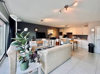 Dit appartement is gelegen op het gelijkvloers in het centrum van Vrasene. U beschikt over een ruim terras en een garagebox.De indeling van...