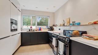 Gezellige gelijkvloerse woning met 4 slaapkamers & grote tuin – op 11 areJe komt binnen via een ruime inkomhal die toegang geeft tot de verschillende...