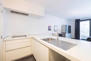 <p>Op een steenworp van de NAVO<br />In een recent gebouw uit 2012 ontdekt u dit mooie appartement van ± 88 m², dat modern comfort, functionaliteit en veel lichtinval combineert.</p>
<p>Bij het binnenkomen leidt de inkomhal met gastentoilet naar een aangename leefruimte van ± 34 m², badend in het licht en uitgegeven op een volledig uitgeruste open keuken, ideaal om dagelijks gezellige momenten te beleven. Het appartement beschikt bovendien over 2 slaapkamers, een badkamer, een wasruimte en een mooi terras van ± 12 m², perfect om in alle rust van een buitenruimte te genieten.</p>
<p>Het pand wordt vervolledigd door praktische extra’s zoals ingebouwde kasten, videofonie, een kelder (-1/5) en een binnenparkeerplaats (nr. -1/01), verplicht aan te kopen voor een meerprijs van € 20.000.</p>
<p>Momenteel verhuurd aan € 1.096/maand, vormt dit appartement ook een interessante investeringsopportuniteit. Lopende huurovereenkomst van 9 jaar sinds 1/12/2017.</p>
<p>Lasten: ± € 120/maand inclusief verzekering, syndicus, gemeenschappelijke delen en onderhoud.<br />EPC: B+</p>
<p>Een verzorgd, praktisch en goed gelegen appartement, ideaal om zelf te bewonen of als investering in een gegeerde omgeving.</p>
<p><em>Opgegeven afmetingen zijn louter indicatief.</em></p>