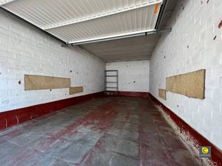 Bovengrondse garagebox, zeer centraal gelegen op de Fruithoflaan!Deze garagebox is centraal gelegen en beschikt over een manuele kantelpoort.Ideaal...