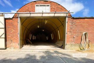 Ruime opslagruimte van 110m² op gunstige locatie te Wingene.<br /><br />De opslagruimte gelegen in de Wingenesteenweg heeft volgende kenmerken:<br /><br />- Ruimte: 6,30m (B) x 17,40m (D) x 4,50m (H)<br /><br />- Poort: 4,40m (B) x 3,10m (H)<br /><br />- Afsluitbare toegangsdeur aanwezig in de poort<br /><br />- Terrein is enkel toegankelijk voor de huurders<br /><br />- Toilet aanwezig<br /><br />- Forfait van €25,- voor beperkt gebruik nutsvoorzieningen<br /><br />Bent u geïnteresseerd in deze opslagruimte te Wingene? <br /><br />Aarzel dan niet ons te contacteren: Tel 051 47 48 47 of mail: Tielt@immofrancois.be<br /><br />