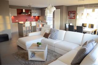 Gelegen op de eerste verdieping bestaande uit inkomhall met gastentoilet, ruime enorm lichtrijke living met aansluitend een volledig geïnstalleerde hedendaagse open keuken, eigentijdse badkamer met stijlvol badkamermeubel met dubbele lavabo, douche en ligbad, 2 volwaardige slaapkamers en berging. Aangenaam zuid-gericht terras. Aparte kelderberging, fietsenberging, afgesloten autostandplaats. Heel gunstig EPC 107.Gelegen op wandelafstand van alle winkels, het stadspark Baron Casier en de markt van Waregem. Volledig geschilderd en voorzien van kwalitatieve gordijnen.