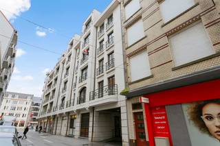 Centraal gelegen autostaanplaats in een recent gebouw, gelegen in een zijstraat van de Kerkstraat/winkelstraat. Inrit via de Steenstraat...