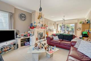 Op een zeldzame toplocatie aan de Acht Zaligheden in Sint-Andries staat dit instapklare huis te koop. Met een bewoonbare oppervlakte van 180 m² en een perceel van 440 m² biedt deze eigendom een uitzonderlijke combinatie van ruimte, comfort en lichtinval. Het pand is door de jaren heen uitstekend onderhouden en genoot in 2013 en de daaropvolgende jaren van grondige opfriswerken. Dankzij het gunstige energieprestatiecertificaat met label B en de succesvolle verhuurhistoriek tegen een mooi rendement betreft dit een uiterst waardevaste kans op de vastgoedmarkt. Wie droomt om een ruim gezinshuis te kopen in Sint-Andries, vindt hier het ideale pand.<br /><br />Indeling:<br />Gelijkvloers<br />- Uitnodigende inkomhal<br />- Lichtrijke en ruime leefruimte met direct zicht op het groen<br />- Ingerichte keuken met berging<br />- Praktische inpandige garage <br />- Zonovergoten en zuidgericht terras met zonneluifel<br />- 2e garage met automatische poort<br /><br />Eerste verdieping: <br />- Nachthal <br />- 4 volwaardige slaapkamers <br />- 1 slaapkamer met mogelijkheid tot dressing of bureauruimte<br />- Afgewerkte badkamer voorzien van alle hedendaagse comfort.<br /><br />Zolderverdieping:<br />- Ruime zolder met veel potentieel<br /><br />Buitenruimte: <br />- Prachtige, zonovergoten en zuidgericht aangelegde tuin met terras waar u in alle privacy geniet van de zon.<br /><br />Troeven en bereikbaarheid:<br />Naast de topconditie van het gebouw vormt de strategische ligging een absolute troef. Met een uitstekende Mobiscore van 9,2 bevindt dit huis zich op wandel- en fietsafstand van winkels, scholen, openbaar vervoer en belangrijke uitvalswegen in Sint-Andries. Of u nu op zoek bent naar een instapklare gezinswoning met extra inrichtingspotentieel op zolder of wenst te investeren in een rendabel pand dat direct oplevert, dit huis kopen is een verstandige beslissing. Mis deze unieke koop niet en ontdek zelf de vele kwaliteiten van dit pand in Sint-Andries.<br /><br />Bestuursmaatregelen in het maatregelenregister: nee<br /><br />Deze AI-visualisaties zijn bedoeld als inspiratie. Er werd geen rekening gehouden met technische specificaties, stedenbouwkundige voorschriften of de concrete mogelijkheden tot realisatie.
