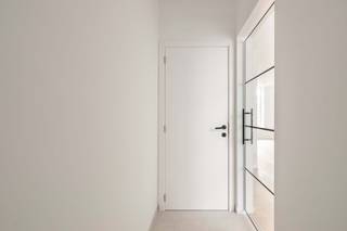 Deze charmante halfopen bebouwing volledig gerenoveerd in 2025, combineert authentieke karaktertrekken met hedendaags wooncomfort. De woning werd tot in de puntjes afgewerkt in een modern-landelijke stijl en is instapklaar voor wie op zoek is naar een warme gezinswoning.🏡<br /><br />🛋️<u><strong>Indeling:</strong></u>
<ul>
	<li>Inkomhal met gastentoilet</li>
	<li>Lichtrijke leefruimte met gezellige zithoek en eetplaats✅</li>
	<li>Toegang tot de volledig geïnstalleerde keuken, uitgerust met oven, koelkast, vaatwasser, kookplaat, dampkap en overvloedige opbergruimte</li>
	<li>Aansluitend een praktische berging/wasplaats met achterdeur naar het terras en de tuin🌿</li>
	<li>Droge kelder</li>
</ul>
<u><strong>Verdieping 1:</strong></u>

<ul>
	<li>2 slaapkamers🛏️</li>
	<li>Moderne badkamer met dubbel lavabomeubel, toilet en inloopdouche🚿</li>
	<li>Extra dressingruimte met ingemaakte kasten</li>
</ul>
<strong><u>Verdieping 2:</u></strong>

<ul>
	<li>Masterbedroom met lavabomeubel en douchecabine🌞</li>
</ul>
<br />De woning is energiezuinig met een EPC-label B en biedt een kwalitatieve afwerking, ideaal voor een gezin dat meteen wil genieten van zorgeloos wonen!<br /><br />📍<u><strong>Ligging:</strong></u><br />Gelegen in de rustige Drockaertstraat te Rekkem, bevindt deze woning zich op wandelafstand van lokale voorzieningen, winkels en scholen. Dankzij de nabijheid van belangrijke invalswegen en de E17 is er een vlotte verbinding richting Kortrijk, Menen en Frankrijk. De combinatie van een rustige woonbuurt met goede bereikbaarheid maakt deze locatie bijzonder aantrekkelijk.<br /><br />Heeft deze woning uw interesse gewekt?<br />Aarzel niet en contacteer Dominique vandaag voor uw afspraak!<br />📞Bel <strong>+32 476 77 31 31</strong>  of 📧mail <strong>dominique@vastgoedcanniere.be</strong>