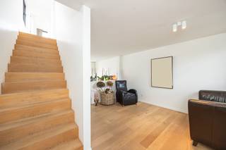 <p>Bezoek mogelijk na aanmaak huurdersprofiel via: https://onid.mijnhuurprofiel.be/property/e3e30926-2c60-4ba6-a0c4-d2d158edf56a</p><p>Dit lichtrijke duplexappartement is gelegen in een rustige straat, op een uitstekende locatie tussen het centrum van Hove en Boechout. Dankzij de private ingang geniet u van extra privacy en het gevoel van een eigen woning. Het appartement werd verzorgd afgewerkt en biedt een aangename leefruimte met veel natuurlijke lichtinval. Verder beschikt het over twee slaapkamers (10m² en 13m²) een badkamer met douche en een gezellig terras waar u in alle rust kan ontspannen. Winkels, openbaar vervoer, scholen en andere voorzieningen bevinden zich op korte afstand, waardoor u geniet van een ideale combinatie van rustig wonen en een centrale bereikbaarheid. Het appartement heeft geen private autostaanplaats.</p><p><br /></p><ul><li>Duplexappartement met private ingang</li><li>Rustige ligging nabij het centrum van Hove en Boechout</li><li>Geen gemeenschappelijke kosten</li></ul>