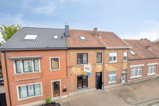 <p>Karaktervolle rijwoning uit 1935 die door de huidige eigenaar met oog voor detail werd omgetoverd tot een stijlvolle en instapklare woning (144 m² bewoonbare opp.). Een geslaagde combinatie van authentieke charme en hedendaags comfort!</p><p>Op het gelijkvloers vindt u een inkomhal met originele vloer, een ruime leefruimte en een high-end keuken, beide afgewerkt met keramisch parket. Via de keuken heeft u toegang tot het terras en de zonnige tuin op een perceel van 158 m² met ZO-oriëntatie.</p><p>De eerste verdieping omvat een ruime slaapkamer, een luxueuze badkamer met dubbele lavabo, ligbad, inloopdouche en extra toilet, evenals een technische ruimte. De ingerichte zolderverdieping biedt plaats aan 2 volwaardige slaapkamers met prachtige authentieke balken.</p><p>Dankzij de totaalrenovatie met onder meer isolatie, zonnepanelen en airco behaalt deze woning een uitstekende EPC-score met A-label. Ook de elektriciteit is conform.</p><p> </p>