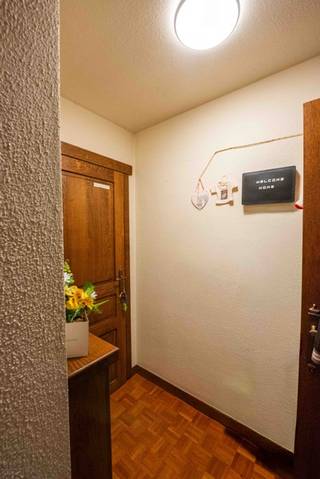 Ontdek dit<span><strong> ruim appartement van 97 m</strong></span>² op de <span><strong>2de verdieping van Residentie Ter Wilgen</strong></span>.<br />Dankzij de<span><strong> rustige ligging</strong></span>, op wandelafstand van winkels en het <span><strong>natuurgebied De Zavelput</strong></span>, geniet u hier van een ideale combinatie van <span><strong>comfort en bereikbaarheid</strong></span>.<br />Het appartement beschikt over een<span><strong> lichtrijke leefruimte met open haard</strong></span>, een <span><strong>aparte keuken, 2 slaapkamers</strong></span>, waarvan één met <span><strong>ingemaakte kasten </strong></span>en de andere met een <span><strong>gezellig balkon</strong></span>, een praktische berging/wasplaats, een apart toilet en een <span><strong>badkamer met dubbele lavabo, regendouche en handdoekradiator</strong></span>.<br />Extra comfort wordt geboden door de aanwezige <span><strong>airconditioning, zonnescreens, aardgasverwarming </strong></span>en een <span><strong>private kelderberging</strong></span>.<br />Het appartement is<span><strong> instapklaar</strong></span>, al kan het wel een <span><strong>kleine opfrissing</strong></span> gebruiken.<br />Momenteel is het appartement reeds 3 jaar verhuurd. Bij de aankoop is <span><strong>één garagebox verplicht aan te kopen voor € 15.000</strong></span>, met de mogelijkheid om een 2de garagebox optioneel bij te kopen.<br /><u>Bepaalde foto's werden digitaal geoptimaliseerd met AI (verwijderen van persoonlijke spullen..)</u><br />EPC : 373 en UC : 2383852<br />Wenst u een bezoek ? Contacteer Peter : 0496/176878