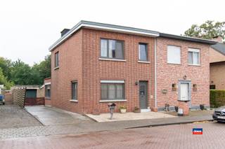 <p><span>BORSBEEK | TE RENOVEREN HALFOPEN BEBOUWING MET DRIE SLAAPKAMERS EN GARAGEBOX OP EEN TOTALE GRONDOPPERVLAKTE VAN 998m² | EPC F |</span></p><p><span>Indeling als volgt: Gelijkvloers: voortuin - inkomhal/traphal - ruime woonkamer met gaskachel - keuken met kasten - badkamer met douche, lavabomeubel, toilet en aansluiting wasmachine - veranda.</span></p><p><span>Tweede verdieping: traphal - drie ruime, te renoveren slaapkamers - bureau of dressing.</span></p><p><span>Grote garagebox naast de woning met oprit voor 2 wagens.</span></p><p><span>Uitstekende ligging, in een rustige woonwijk en op loopafstand van natuurgebied, fort Borsbeek, sportaccomodaties en centrum Borsbeek.</span></p><p><span> </span></p><p><span>(!) Voor deze woning geldt een renovatie-verplichting wat betreft energiezuinigheid, binnen de 6 jaar na aankoop van de woning.</span></p><p><span>Wij zijn volledig vrijblijvend in het bezit van een offerte voor dakisolatie en plaatsen van een cv-ketel. </span></p><p><span>Deze offerte is nodig voor het verkrijgen van een krediet bij de bank.</span></p><p><span> </span></p><p><span> </span></p>