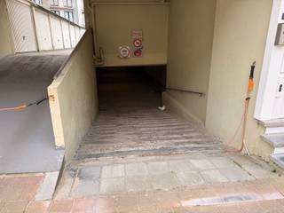 Résidence DE ZWALUW : située le long de la digue, avec entrée par l’avenue des Hirondelles, garage souterrain individuel pour 1 voiture. Dimensions...