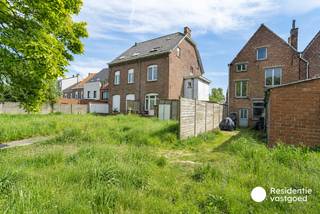Welkom in de Poperbosstraat 16, waar dit imposante burgerhuis terug te vinden is. Gelegen in het centrum van Torhout, geniet deze eigendom van een uiterst centrale ligging. Supermarkten, scholen, openbaar vervoer met trein- en busverbindingen en tal van andere voorzieningen bevinden zich op wandel- en fietsafstand. Er is geen renovatieplicht wegens dat deze eigendom opgenomen is op de inventaris onroerend erfgoed.<br /><br />De eigendom is ingericht als 12 studentenkamers en biedt hierdoor een interessant investeringspotentieel. Mits een opfrissing kunnen de kamers opnieuw verhuurd worden, wat deze eigendom bijzonder interessant maakt voor investeerders.<br /><br />Tegelijk schuilt er in deze eigendom een potentieel voor wie droomt van een karaktervolle woning. Met de nodige renovatiewerken kan de oorspronkelijke grandeur opnieuw naar boven worden gebracht en kunnen de authentieke elementen opnieuw volledig tot hun recht komen.<br />De hoge plafonds, sierlijke kroonlijsten, decoratieve rozetten en authentieke houten plankenvloeren vormen slechts enkele van de karaktervolle elementen die deze eigendom te bieden heeft.<br /><br />De eigendom is gelegen op een perceel van 912 m². Achteraan bevindt zich een uitgestrekte tuin die, ondanks de centrale ligging, een rustige en groene omgeving biedt.<br /><br />Warm geworden van deze statige eigendom? Contacteer ons vandaag nog voor meer informatie of een bezoek ter plaatse!<br /><br />Neem voorsprong met een vrijblijvende schatting via:<br />www.residentievastgoed.be/gratisonlineschatten