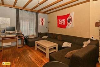 <p><span>PROFESSIONELE WONINGBESCHRIJVING - BOUWEL</span></p><p><span> </span></p><p><span>Deze charmante familie-woning in Bouwel biedt een solide basis voor een groot gezin. Het eigendom omvat 194 vierkante meter woonoppervlakte gebouwd op een perceel van 775 vierkante meter, wat vooldoende ruimte biedt voor zowel interieur als tuin.</span></p><p><span> </span></p><p><span>INDELING EN RUIMTEN</span></p><p><span> </span></p><p><span>De woning beschikt over vier slaapkamers, ideaal voor gezinnen of voor flexibel ruimtegebruik. Dit wordt aangevuld met twee badkamers, wat aangeeft dat het comfort van het dagelijks gebruik zorgvuldig is ingepland. De leefruimten zijn voorzien van warme houten balken die een karakteristieke uitstraling geven, en de verschillende niveaus bieden een gevarieerde ruimtebeleving.</span></p><p><span> </span></p><p><span>KEUKEN EN EETRUIMTE</span></p><p><span> </span></p><p><span>De keuken is uitgerust met rode kasten en een praktische indeling met voldoende werkoppervlak. De eetruimte is ontworpen als een centraal punt waar het gezin samen kan komen, met voldoende plaats voor een grote eettafel en een aangename atmosfeer.</span></p><p><span> </span></p><p><span>BADKAMERS</span></p><p><span> </span></p><p><span>De badkamers zijn functioneel ingericht met douche- en badmogelijkheden, voorzien van moderne sanitair en tiles in neutrale tinten.</span></p><p><span> </span></p><p><span>BUITENRUIMTE EN BIJGEBOUWEN</span></p><p><span> </span></p><p><span>Een belangrijk voordeel van deze woning is de garage, wat voldoende parkeerruimte en opslagmogelijkheden biedt. De achtertuin is een aanzienlijke troef, met extra bijgebouwen en veel potentieel voor uitbreiding of recreatief gebruik.</span></p><p><span> </span></p><p><span>CONSTRUCTIE EN KARAKTER</span></p><p><span> </span></p><p><span>Het baksteenwerk aan de voorgevel getuigt van solide constructie, terwijl de houten balken binnenin karakter en warmte toevoegen. De woning biedt authentieke charme met modern comfort.</span></p><p><span> </span></p><p><span>Deze woning in Bouwel is geschikt voor gezinnen die op zoek zijn naar ruimte en mogelijkheden tegen een redelijke basis.</span></p>