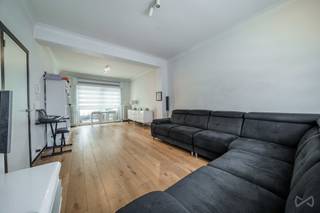 <p><span>We Invest heeft het genoegen u deze prachtige woning voor te stellen, ideaal gelegen in Ukkel. Het pand bevindt zich in de nabijheid van autosnelwegen, diverse winkels, scholen en groene zones. De indeling is als volgt: inkomhal, apart toilet, aparte keuken, lichtrijke woonkamer, veranda en terras/tuin.</span></p>
<p><span>Op de eerste verdieping bevinden zich twee slaapkamers en twee badkamers. Op de bovenste verdieping vindt u nog twee extra slaapkamers, een dressing en een tweede toilet.</span></p>
<p><span>Het geheel verkeert in goede algemene staat. In de kelder zijn er verschillende kelders evenals toegang tot de garage. Elektriciteit conform. EPC-score G met 565 kWh/m².jaar (extra vermindering mogelijk onder bepaalde voorwaarden).</span></p>
<p><span>Wacht niet langer en neem contact met ons op: </span><span>maxime.l@weinvest.be</span><span> of 02 315 77 22.</span></p>