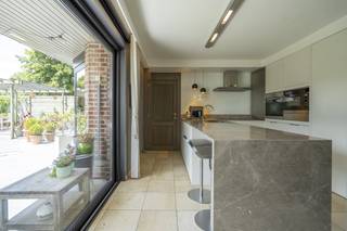 Cette villa prête à emménager à Courtrai est une excellente opportunité pour ceux qui recherchent une maison lumineuse et économe en énergie avec...