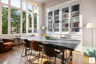 Dit karaktervolle pand, in de theaterbuurt om de hoek van het Mechelseplein en de Leopoldplaats , werd door de jaren heren mooi onderhouden en...