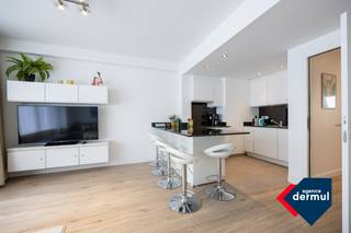 Op de 3° verdieping van residentie Leen Josephine Louise in het bruisende centrum van Oostende vindt u dit instapklare appartement met alles wat u nodig heeft voor comfortabel te wonen of te genieten aan zee. Het appartement beschikt over 2 slaapkamers. Er is een lichtrijke leefruimte en een functionele keuken. Dankzij de centrale ligging bevindt u zich op wandelafstand van winkels, restaurants, openbaar vervoer en uiteraard het strand. Perfect dus als vaste woonst of als tweede verblijf voor wie wil genieten van alles wat Oostende te bieden heeft. Er is een privatieve kelderberging. Mis deze kans niet en ontdek dit aangename appartement zelf!<br /><br /> 