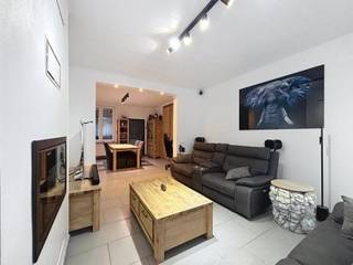 Ontdek deze ruime halfopen woning die comfort en functionaliteit perfect combineert. De inkomhal leidt naar de leefruimte met zit- en eetkamer,...