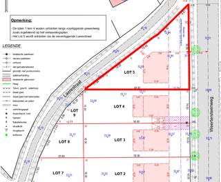 Deze bouwgrond voor open bebouwing is gelegen aan de Weertersteenweg in Kinrooi en heeft een oppervlakte van 9a 20ca. Een mooie kans voor wie op zoek is naar een perceel om een vrijstaande woning te bouwen op een vlot bereikbare locatie.<br /><br />=> Bestemming<br />- Bestemd voor eengezinswoningen met hoofdbestemming wonen<br />- Zorgwoningen zoals omschreven in Vlaamse Codex Ruimtelijke Ordening<br /><br />=> Inplanting<br />- Inplanting op min. 18,45 meter uit de as van de Weertersteenweg <br />- Vrijstaande gevels op minstens 3m van de zijdelingse perceelsgrens<br /><br />=> Afmetingen<br />-- Bouwdiepte<br />Gelijkvloers: max.17 meter vanaf de bouwlijn<br />Verdieping: max. 12m diep vanaf de bouwlijn<br />-- Bouwbreedte: max. zoals aangegeven op het verkavelingsplan<br />-- Bouwhoogte<br />Max twee bouwlagen onder de kroonlijst <br />Vrije dakhelling<br />Nokhoogte max. 11 meter t.o.v. het maaiveld<br /><br />=> Vrijstaande bijgebouwen<br />- Vrijstaande bijgebouwen met een maximale oppervlakte van 40m² op 1m van de perceelsgrens zijn toegelaten <br />- Mits schriftelijk akkoord van de betreffende buur kan tot op de perceelsgrens gebouwd worden, zolang de afwatering op eigen terrein gebeurt<br />- Een open carport in de zijtuinstrook is toegelaten <br /><br />De volledige bouwvoorschriften en het bijhorende plan kan u downloaden op onze website www.nicolejanssen.be
