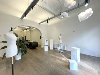 TE HUUR: INSTAPKLARE COMMERCIËLE RUIMTE IN HARTJE ANTWERPEN – CA. 140 M²Op zoek naar een stijlvolle en goed gelegen handelsruimte? Deze karaktervolle...