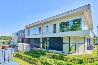 Op KMO-zone Eikaert ligt deze recente KMO-unit met een totale oppervlakte van 405m². De oprit van de E313 op 1km afstand zorgt voor een uitstekende ontsluiting.<br /><br />De hal is 225m² groot en heeft een vrije hoogte van 4.5m. Via een betontrap bereikt men de mezzanine, deze is opgedeeld in een kantoor van 90m² en een showroom/demowoning van eveneens 90m². De verdieping heeft aan de voorzijde een grote glaspartij en aan de achterzijde is er een terras van 20m² gemaakt. <br /><br />De mooi afgewerkte kantoorruimte wordt verwarmd door middel van vloerverwarming op aardgas en is voorzien van grote maatwerk kastenwanden en een kitchenette. Aan de voorzijde liggen 3 privatieve parkeerplaatsen.<br /><br />De onroerende leasing kan overgenomen worden waardoor de aankoop nog deels onder het BTW-stelsel kan geschieden.<br /><br />Voor meer inlichtingen kan u ons contacteren op 011/39.90.50 of info@jansenrealestate.be
